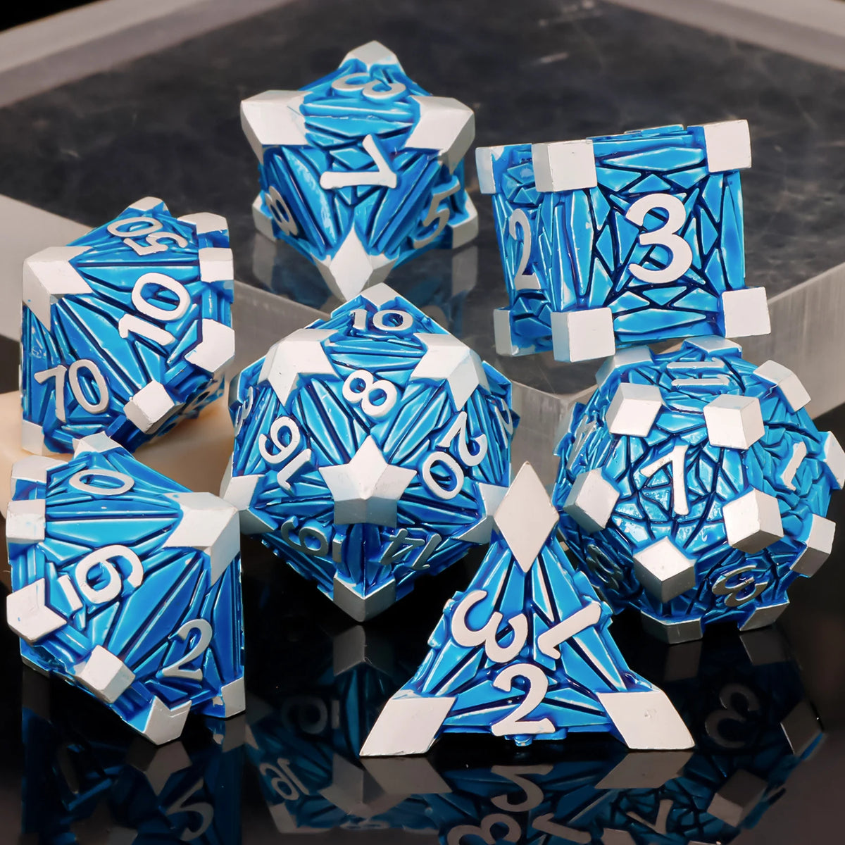 Metálico Armored Azul y Plateado | Dados para juegos de rol y mesa en PiedraBruja Chile