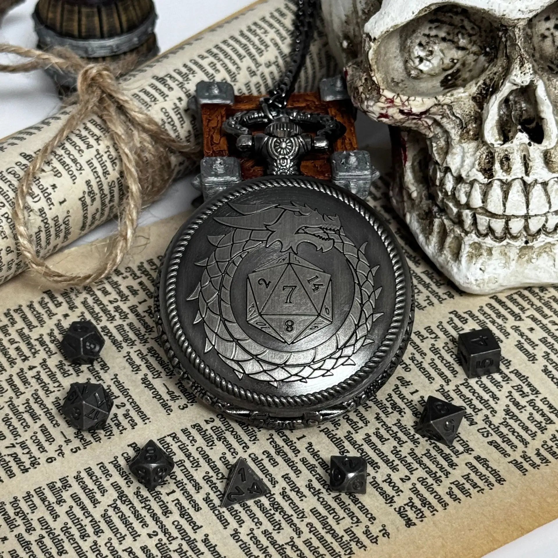 Locket Draco-Uroboros + Mini Dados Metálicos - Acero Negro