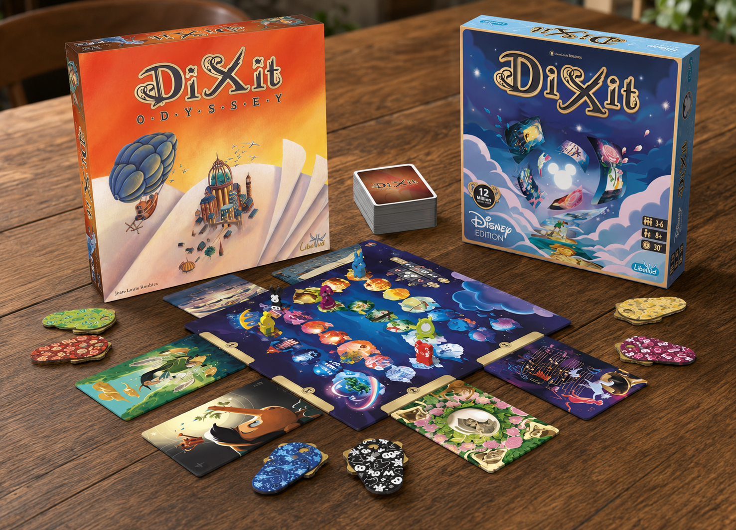Mesa con dos Juegos de mesa Dixit con algunas de sus piezas. Juegos de mesa en PiedraBruja Chile