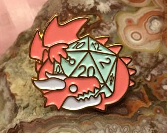 Pin Esmaltado - Fire Dragon D20 | Coleccionables, figuras y artículos geek en PiedraBruja Chile