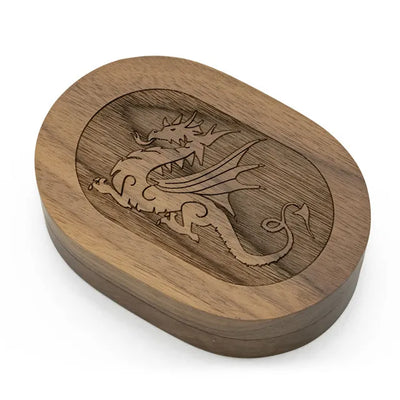 Caja de Madera - Nogal Elíptica tallado Dragón | Dados para juegos de rol y mesa en PiedraBruja Chile