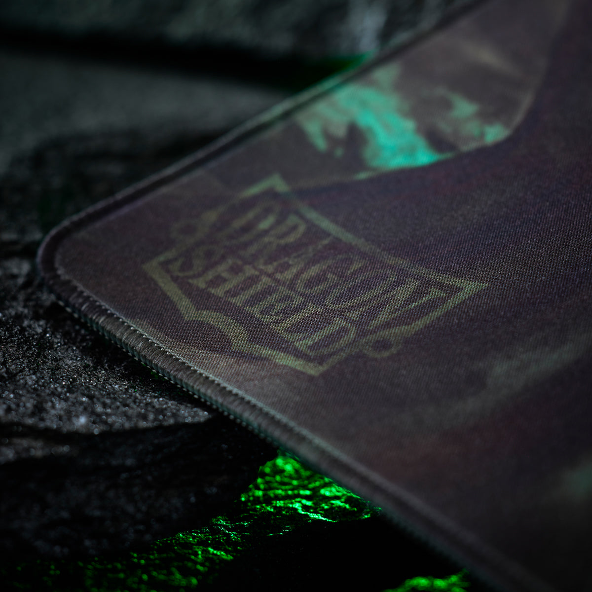 Playmat Dragon Shield Halloween 2026 detalle borde cosido
