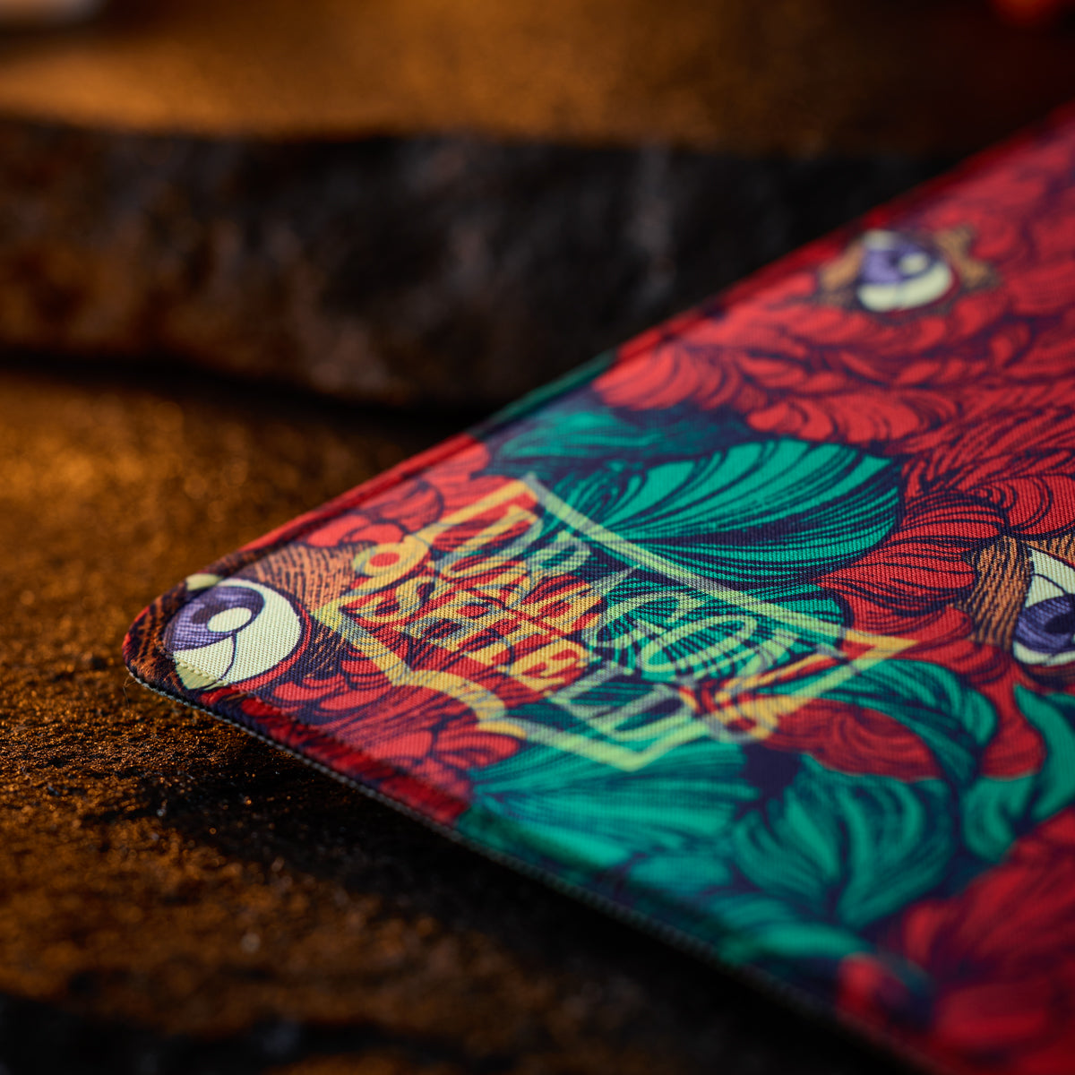 Playmat Dragon Shield Día de Muertos 2026 detalle borde cosido