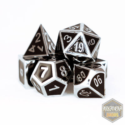 Metálico Esmaltado Negro/Plateado | Dados para juegos de rol y mesa en PiedraBruja Chile