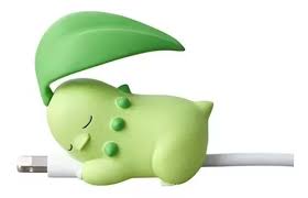 Cubierta Protectora de Cable Pokemon Chikorita | Coleccionables, figuras y artículos geek en PiedraBruja Chile