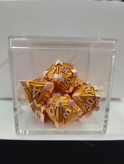Metálico Armored Amarillo y Rosa en Brick | Dados para juegos de rol y mesa en PiedraBruja Chile